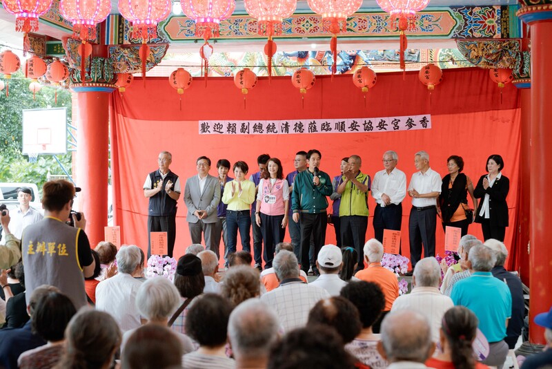 民進黨總統參選人賴清德（台上前左5）6日走訪花蓮並為同黨立委參選人張美慧（台上前左4）輔選，最後一站到新城鄉協安宮參香，致詞問現場民眾有無推薦副總統人選，現場眾人高喊「蕭美琴」。 (圖：中央社)