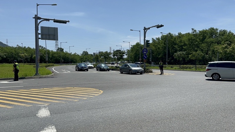國慶連假即將登場，公路局東區養護工程分局6日預估蘇花路廊7日凌晨3時許將湧現南下車流，花蓮警方也將針對沿線及市區重要路口加強交通管制。圖為先前連假期間警方協助交管畫面。 (圖：中央社)