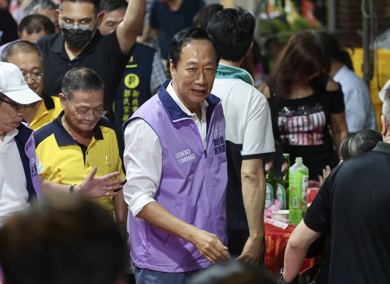 鴻海集團創辦人郭台銘(中)8日被問及藍白合時強調領袖要將人民擺在第一位。圖為郭台銘出席新北市板橋區江子翠鳳山寺活動。資料照片。 (圖：中央社)