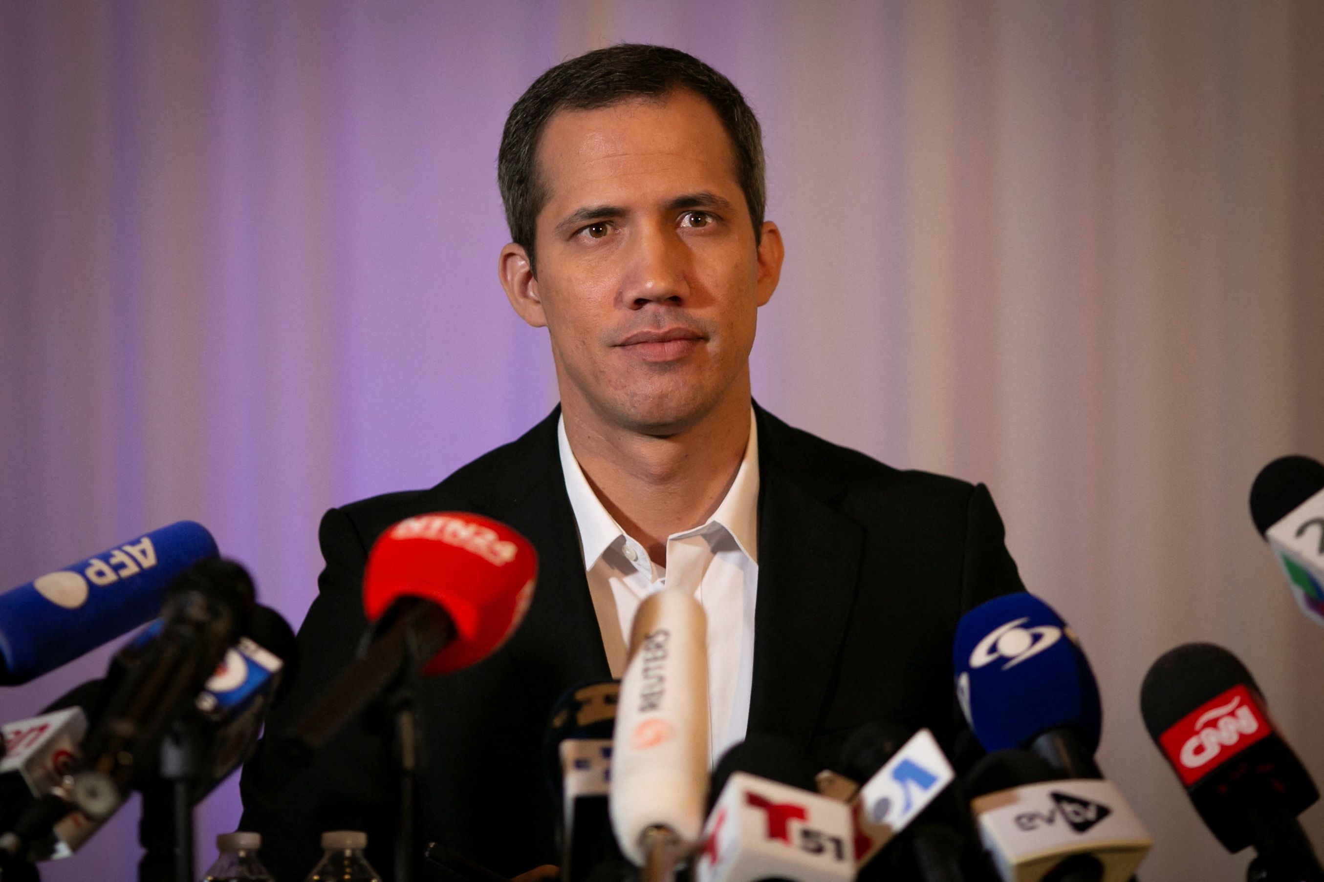 委內瑞拉反對派領袖瓜伊多(Juan Guaido)流亡美國，圖為瓜伊多2023年4月27日在美國邁阿密召開記者會。(路透社/達志影像)