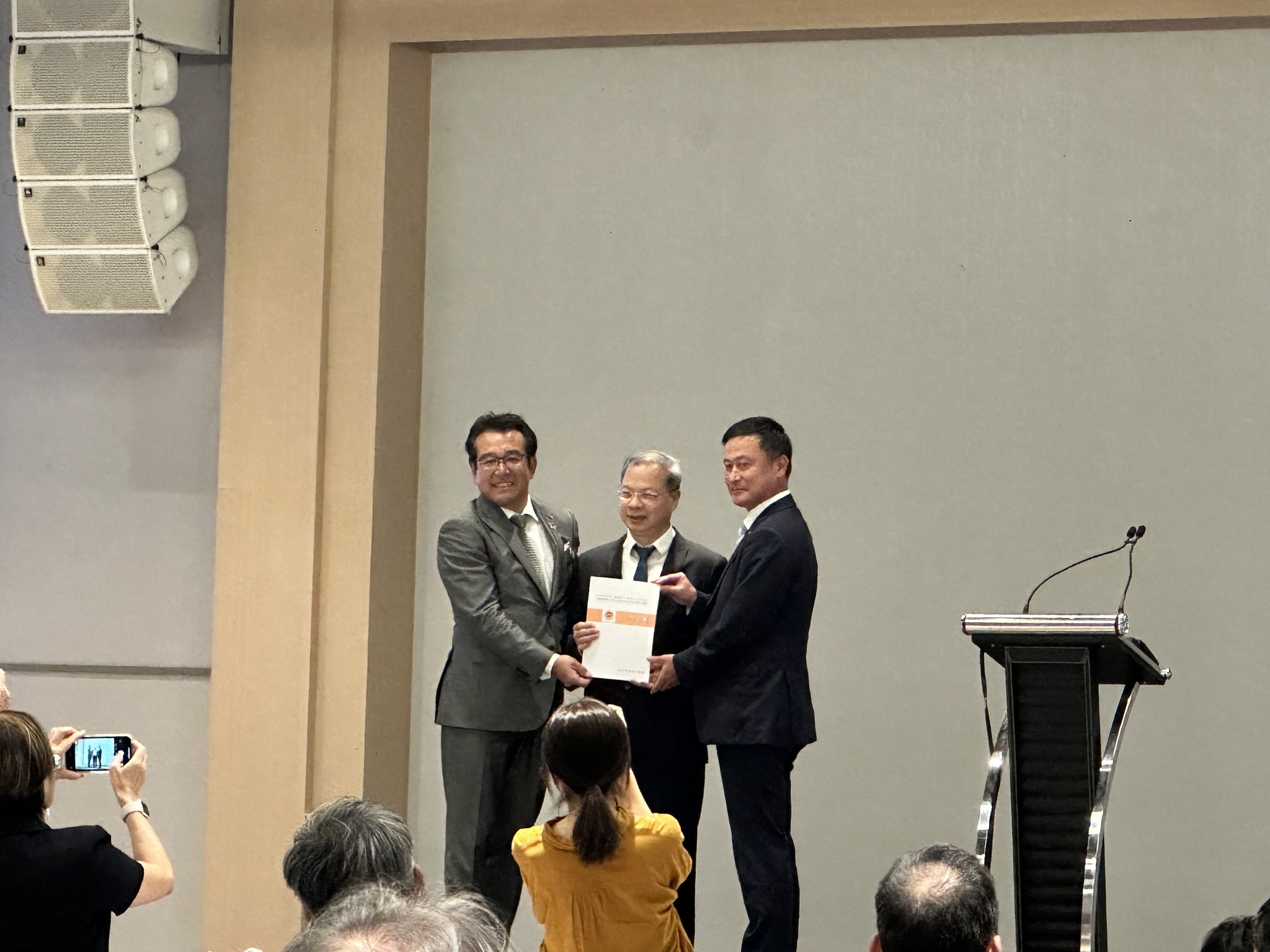 台北市日本工商會發布2023年對台灣政府政策建言白皮書，國發會主委龔明鑫(中)出席，並代表政府接下白皮書。(謝佳興 攝)