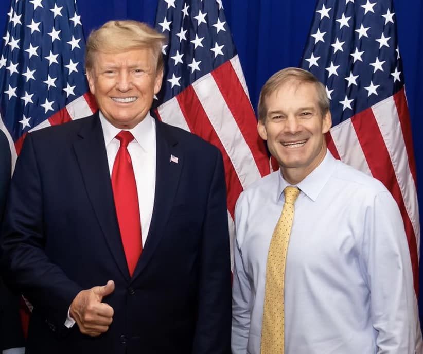 美國前總統川普(左)支持眾議員喬登(Jim Jordan)爭取議長職位。(臉書)