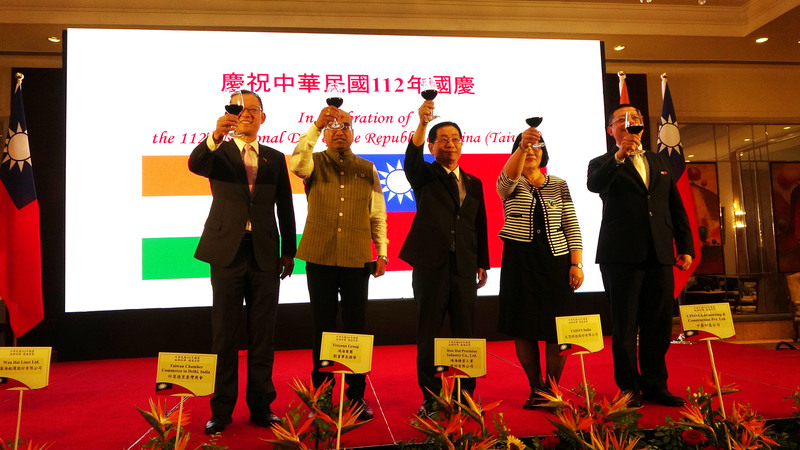 中華民國駐印度代表處6日舉辦112年雙十國慶酒會，駐印度代表葛葆萱（中）伉儷、副代表陳牧民（左1）和謝柏輝（右1）、印度上議院議員蘇吉．庫瑪（Sujeet Kumar）（左2）舉杯與現場賓客共同慶賀。(圖：中央社)