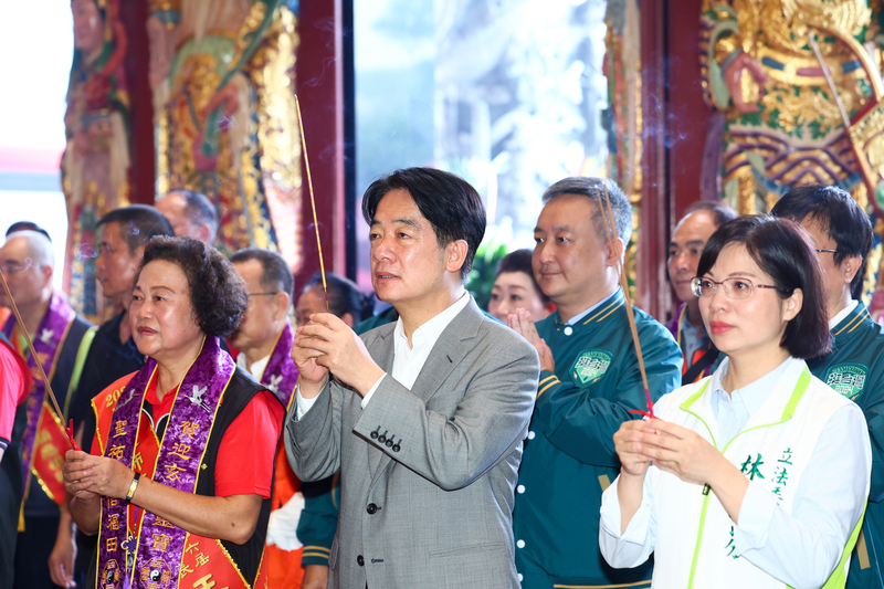 民進黨總統參選人賴清德（前中）7日上午到新北市五股賀聖宮參香祈福，祈求國泰民安，風調雨順。(圖：中央社)