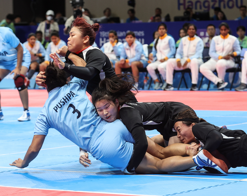 亞運卡巴迪台灣女子代表隊7日在金牌戰對上強權印度隊，最終以25比26僅1分之差不敵印度隊，奪下銀牌。圖為台灣女子代表隊在場上奮力一搏，防守對手進攻。 (圖：中央社)