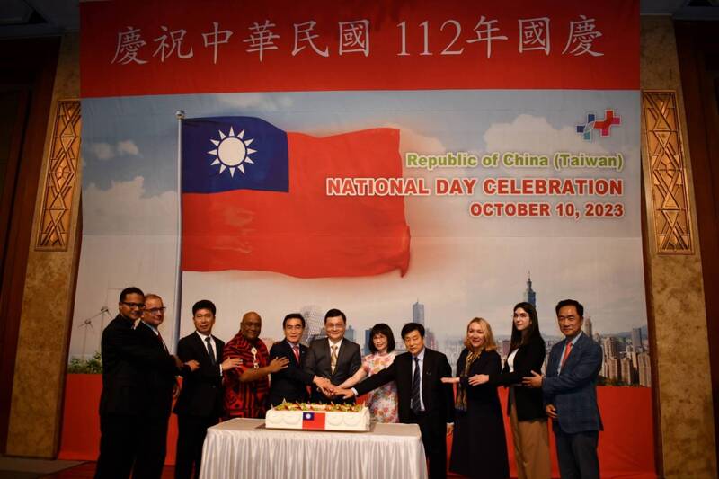 駐韓國台北代表部6日晚間在首爾舉行國慶酒會，駐韓國代表梁光中(中)與各國駐韓代表共慶雙十。(駐韓代表部提供) (圖：中央社)