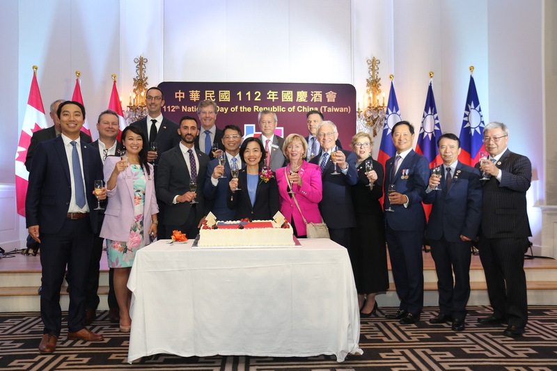 駐多倫多台北經濟文化辦事處6日晚間在多倫多舉辦中華民國112年國慶酒會，辦事處處長陳錦玲(中)與加國政要及貴賓一同祝賀中華民國(台灣)生日快樂。(駐多倫多經濟文化辦事處提供)(圖：中央社)