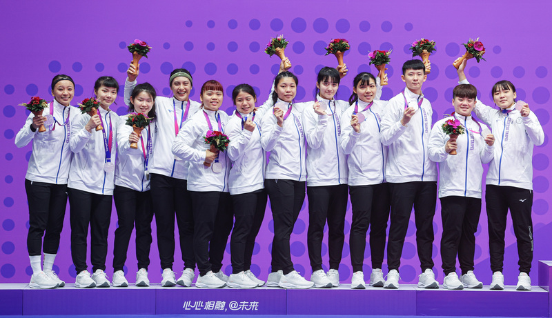 亞運卡巴迪台灣女子代表隊7日在金牌戰對上強權印度隊，最終摘下銀牌，創下台灣史上最佳成績，台灣隊員在頒獎典禮上拿起獎牌合影。(圖：中央社)