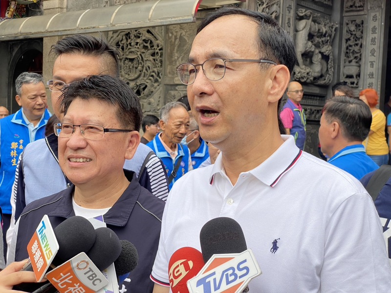 國民黨主席朱立倫（前右）7日到新竹縣陪同爭取連任的竹縣第2選區立委林思銘（前左）掃街拜票，朱立倫接受媒體聯訪時表示，「藍白合」要建立在共同理念及理想，不是零和遊戲。 (圖：中央社)
