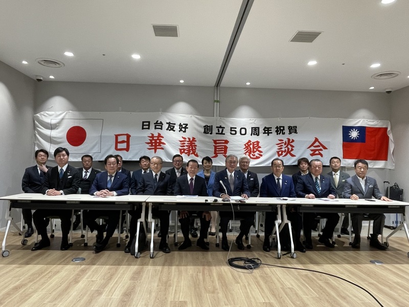 雙十國慶將至，日本國會跨黨派議員組成42人的最大團訪台，日華議員懇談會會長古屋圭司7日率團從東京羽田機場出發，駐日代表謝長廷到機場送機並表示感謝。 (圖：中央社)