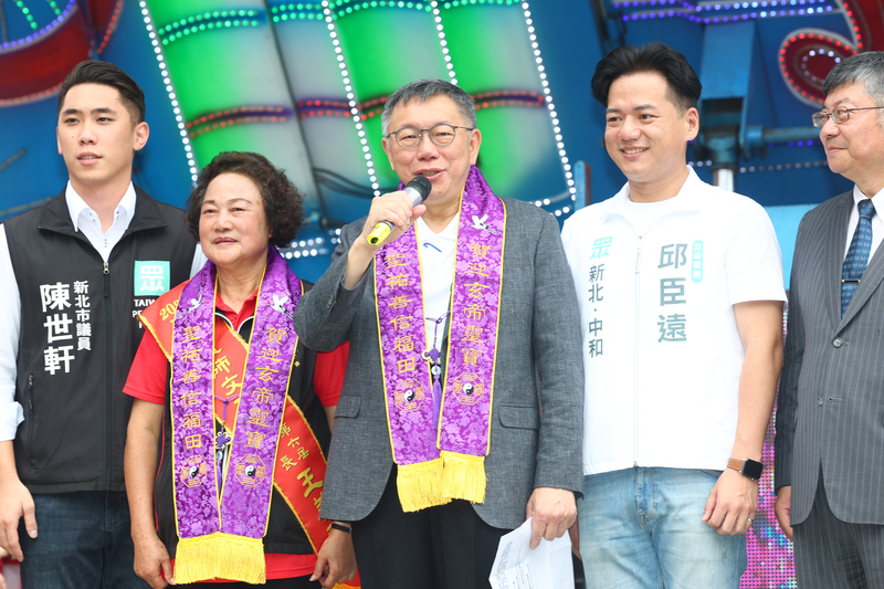 針對國民黨拋出「藍白合SOP」，民眾黨總統參選人柯文哲(中)7日表示，他的SOP就是以民意為基礎，在正式投票前，就是以民調為標準。