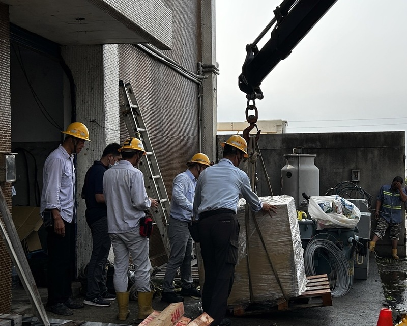 颱風小犬重創台東蘭嶼，仍有逾千戶尚未復電，台電人員搭乘空勤直升機前往搶修，7日上午貨輪載運搶修機具抵達蘭嶼，立即投入復原工作。(台電提供/圖：中央社)