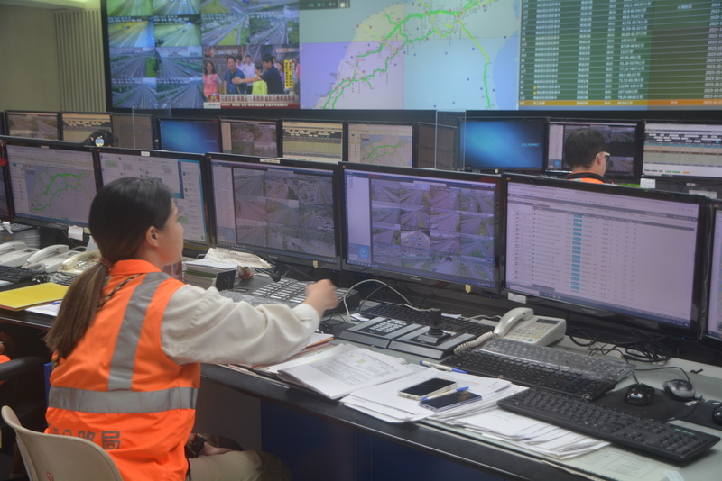 國慶連假第2天，國道上午大致順暢，但高公局預估上午仍有七路段可能出現壅塞。圖為連假期間高速公路局北區交通控制中心值勤人員堅守崗位。 (圖：中央社)