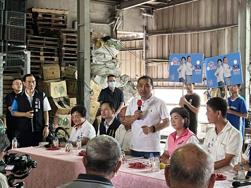 國民黨總統參選人侯友宜(中右，持麥克風者)7日赴台中市走訪基層，他在與后里區農民座談時表示，倘若當選總統，現行農漁民子女助學金應該比照高中職免學費的規定取消排富。 (圖：中央社)