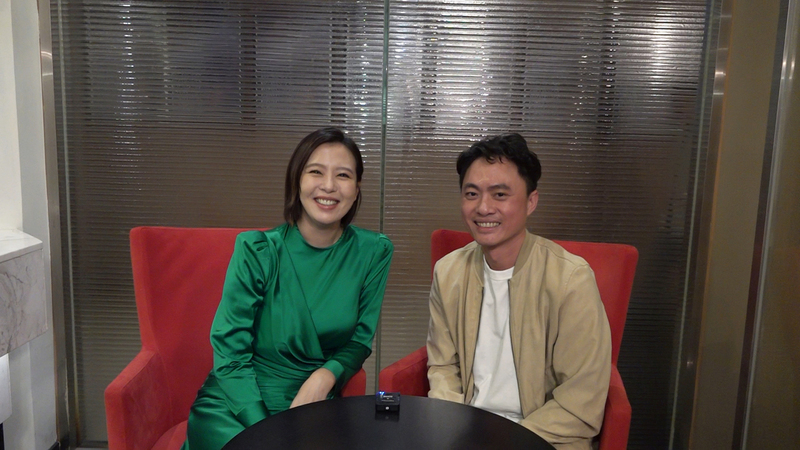 台灣電影「莎莉」在釜山影展舉行全球首映，導演練建宏(右)、飾演主角的演員劉品言(左)6日出席放映會。(圖：中央社)