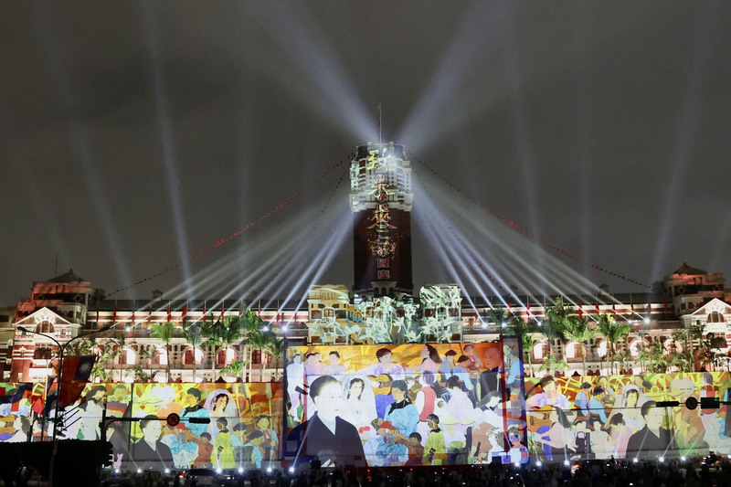 112年國慶總統府建築光雕展演「致未來的她．台灣」7日正式登場，今年共使用31部電視電影作品、34幅影視海報，以及31幅台灣首名女畫家陳進的畫作等作品，展現女性的力量與多元形象隨時代不斷轉變。 (圖：中央社)