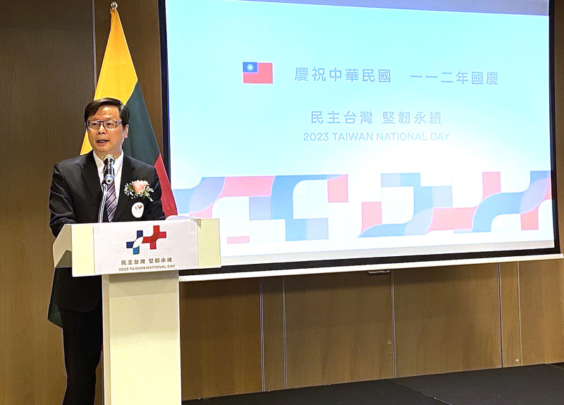 駐立陶宛代表處6日舉行國慶酒會，湧入近300位賓客，駐立陶宛代表黃鈞耀感謝各界一同為台立關係打拚。(駐立陶宛台灣代表處提供/圖：中央社)