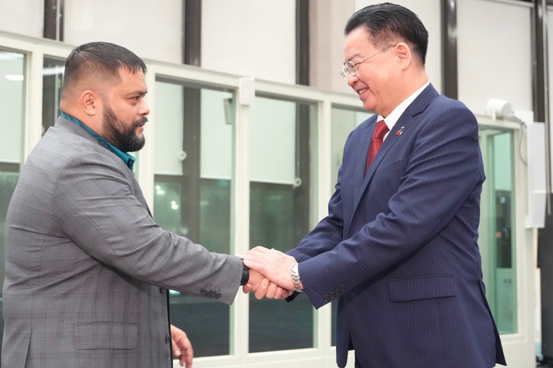 諾魯共和國總統昆洛斯(Russ Joseph Kun)(左)率團訪台，由外交部長吳釗燮(右)親自迎接。(外交部提供) (圖：中央社)