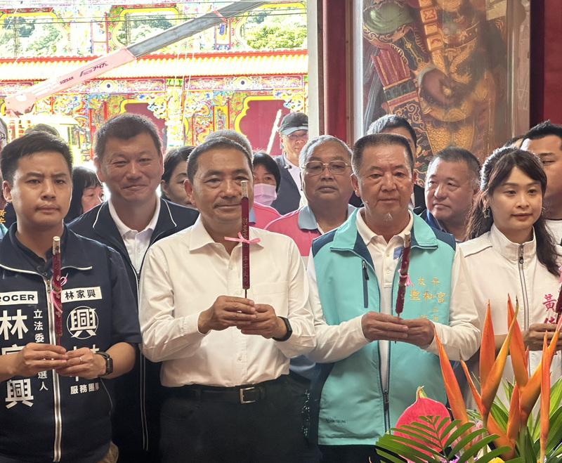 國民黨總統參選人侯友宜（前排左2）走訪台中，到太平區聖和宮參香祈福。 (圖：中央社)