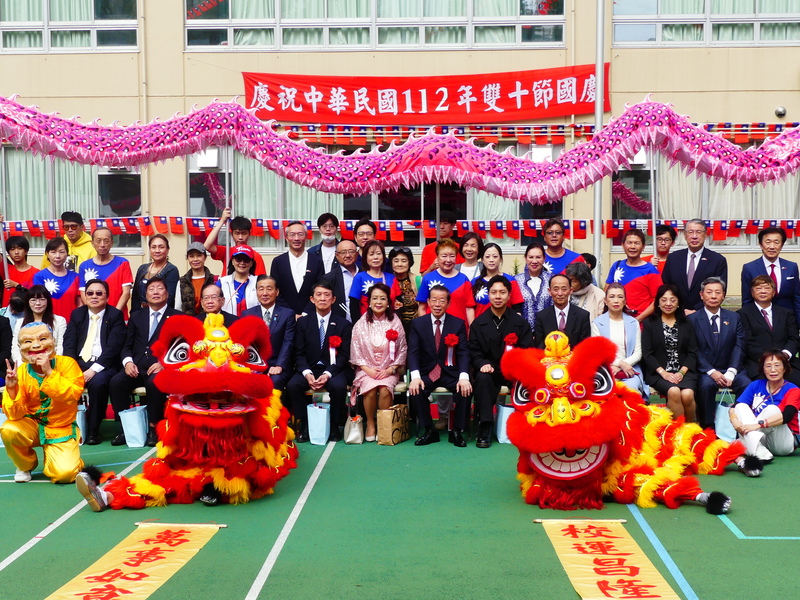 日本東京地區僑學界慶祝雙十國慶，8日在東京舉辦國慶大會升旗儀式及園遊會，駐日代表謝長廷（中右，紅領帶者）與東京華僑總會會長蕭玉蘭（中左，粉衣者）、台灣留日東京同學會會長廖秉睿（右6，坐者）等僑學界人士合影。 (圖：中央社)