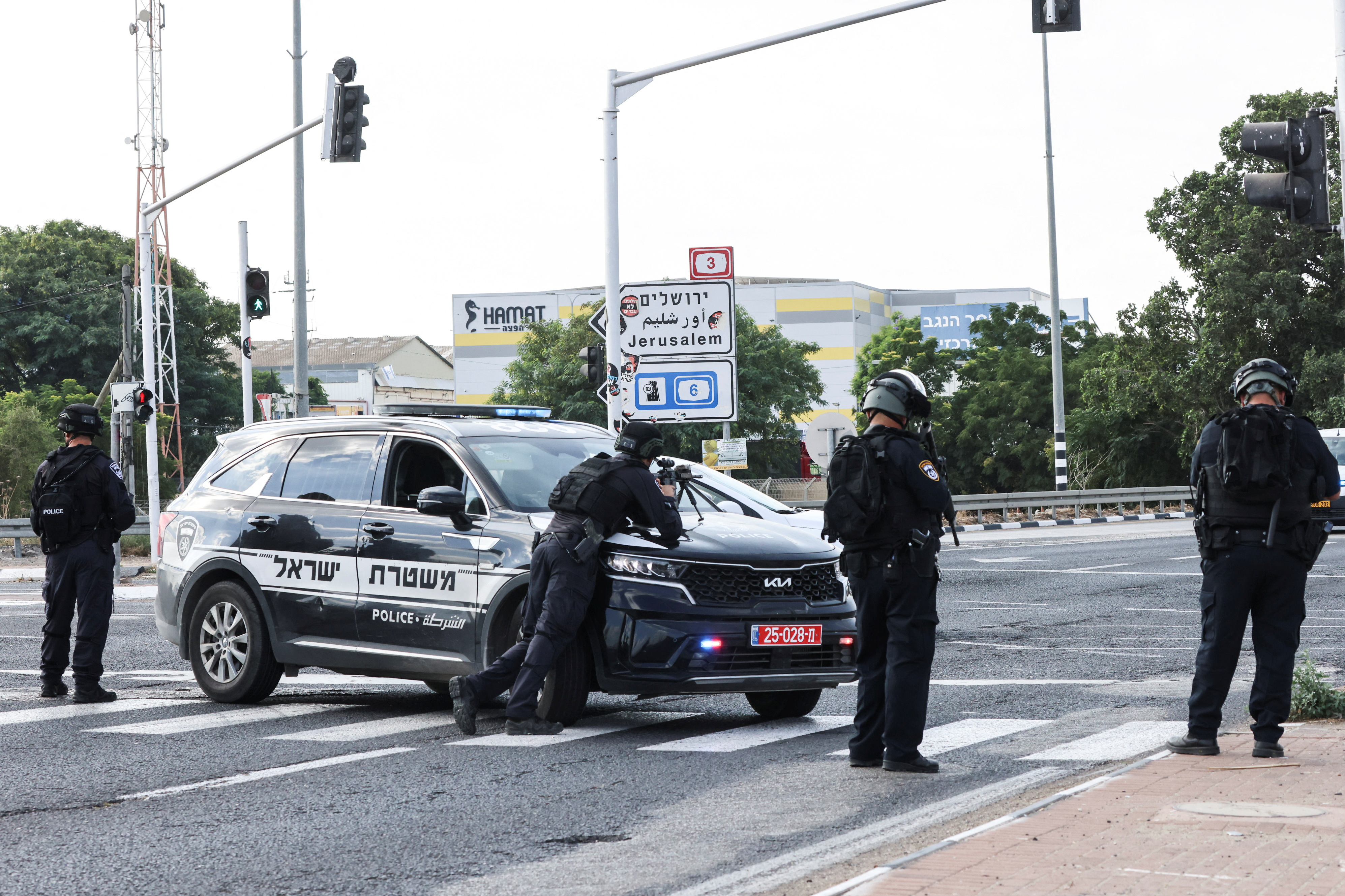 巴勒斯坦哈瑪斯組織對以色列南部亞實基倫(Ashkelon)附近的加薩走廊發射火箭彈，以色列警察封鎖道路。(路透社/達志影像)