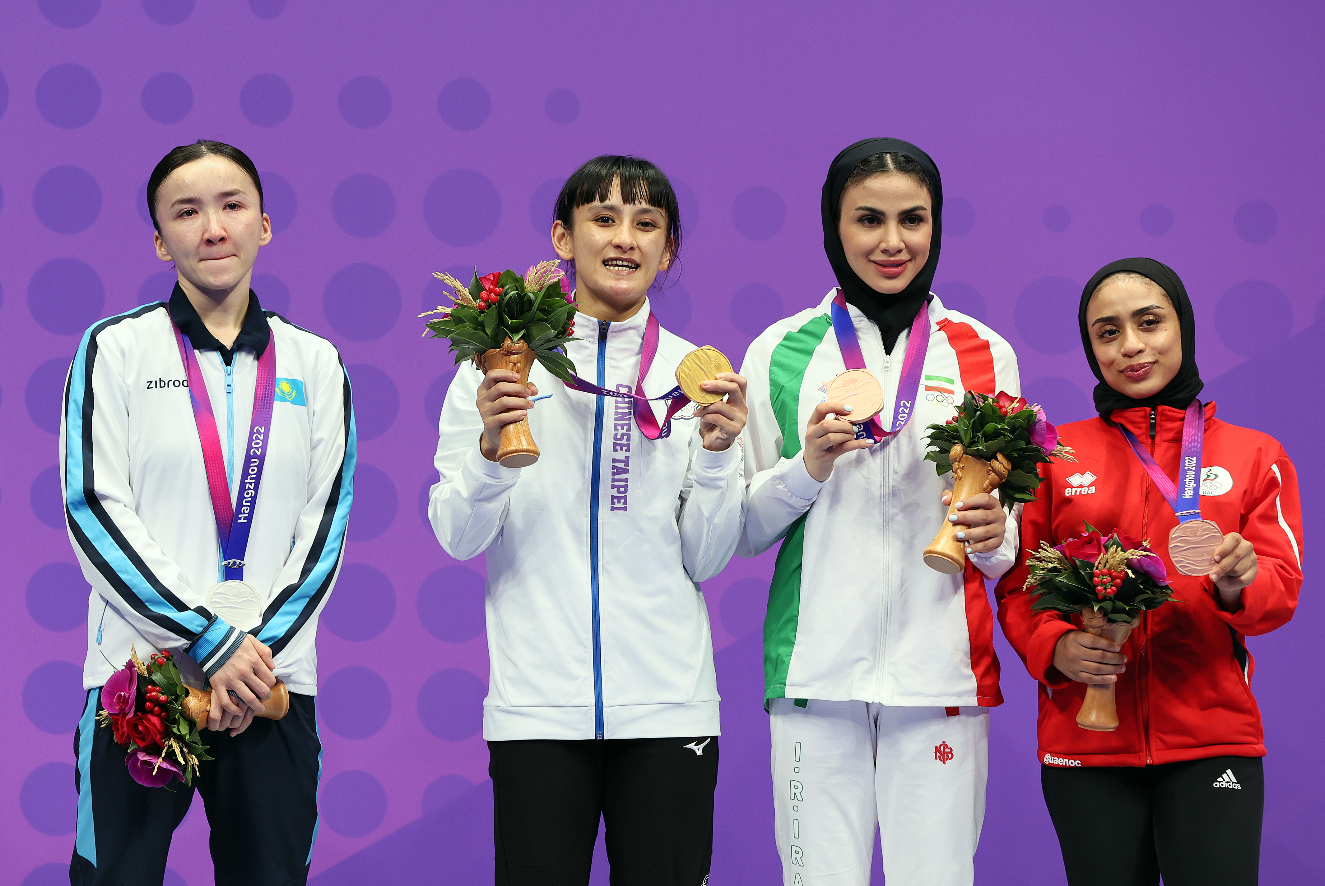 第19屆杭州亞運今天(8日)落幕，大會壓軸金牌就落在台灣空手道選手谷筱霜(中金牌者)身上，也讓這次台灣代表隊以19金20銀28銅平曼谷亞運紀錄。(中華奧會提供)