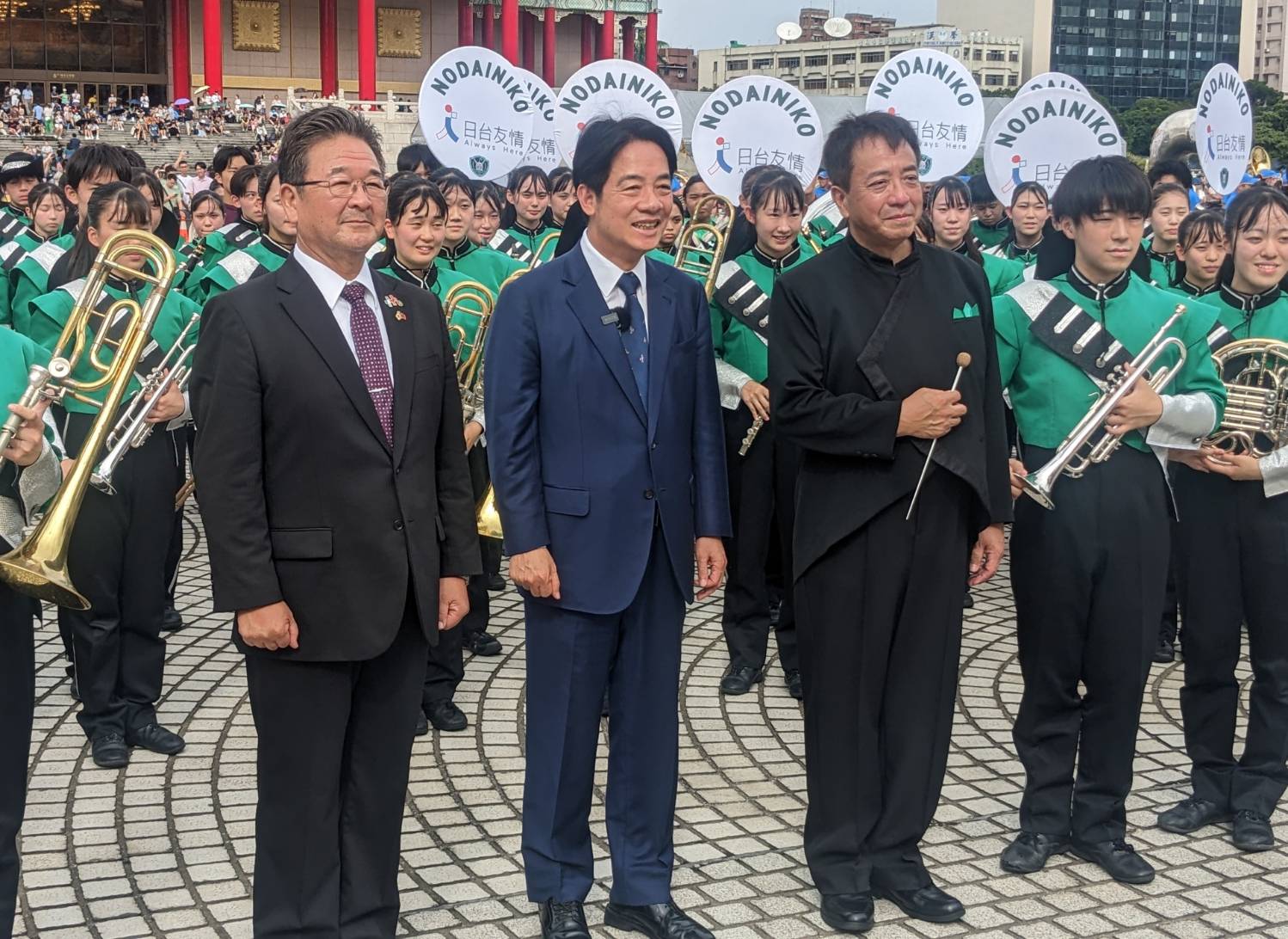 副總統賴清德(前排左2)驚喜現身自由廣場，與東京農業大學第二高等學校校長加藤秀隆(前排左1)以及全體表演者合影留念。(陳念宜 攝)