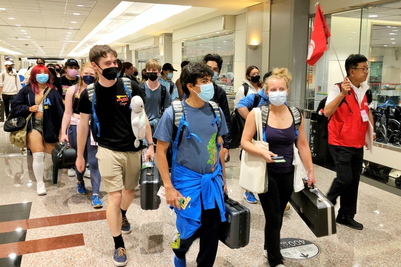 美國加州大學洛杉磯分校「UCLA棕熊行進樂隊」師生，9日早上搭機抵達桃園國際機場。(圖：中央社)