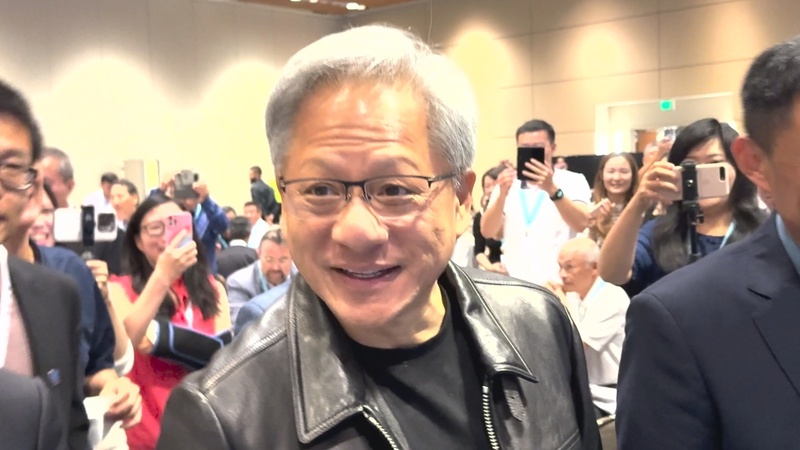 輝達（Nvidia）執行長黃仁勳7日出席華美半導體協會年會晚宴，與會者爭相合照。 (圖：中央社)