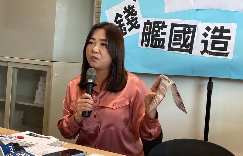 潛艦國造涉洩密等爭議，國民黨立委馬文君9日在南投草屯服務處召開記者會指出，沒有在國防委員機密會議抄資料帶出去，民進黨南投縣黨部散發黑函，是不符事實且無根據錯假訊息。 (圖：中央社)