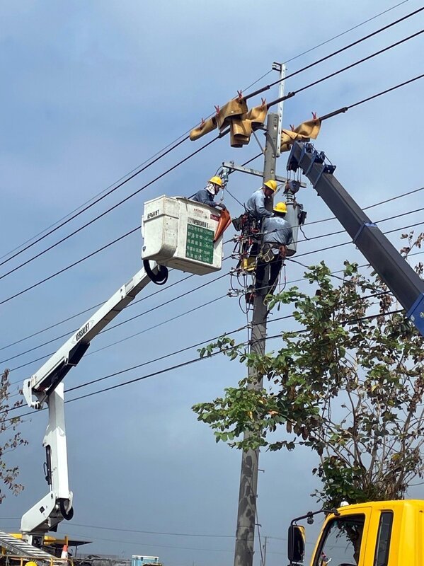台電嘉義區營業處表示，颱風小犬日前襲台，造成嘉義累積曾停電戶數達4萬3150戶，嘉義縣沿海因有風無雨狀態導致鹽塵害嚴重，引起電力設備故障，9日中午搶修完成。（台電嘉義區營業處提供） (圖：中央社)