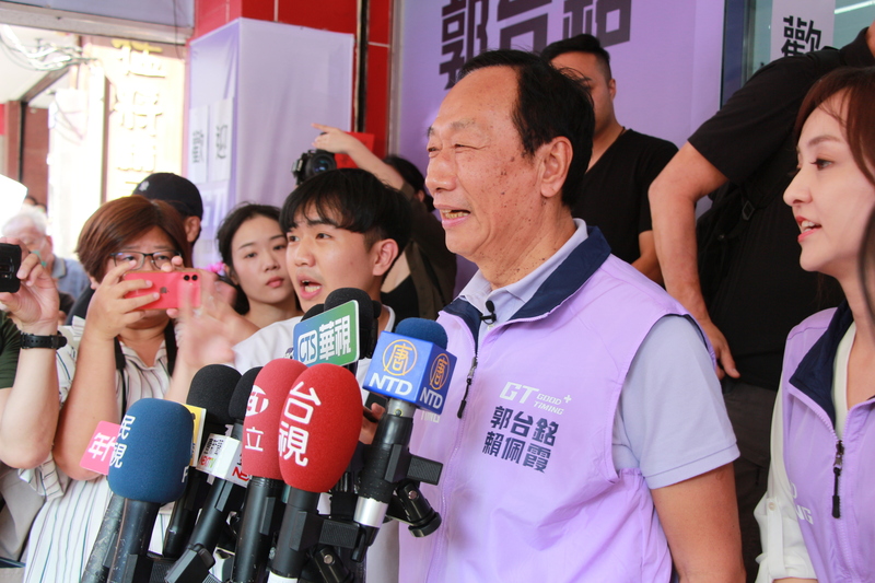 鴻海創辦人郭台銘（右2）9日前往台中跑行程，針對媒體提問「藍白合」是否陷僵局，郭台銘表示，有些事情只能做不能說，很多透過媒體對外放話都是捕風捉影，大家都知道團結是勝選唯一方程式。 (圖：中央社)