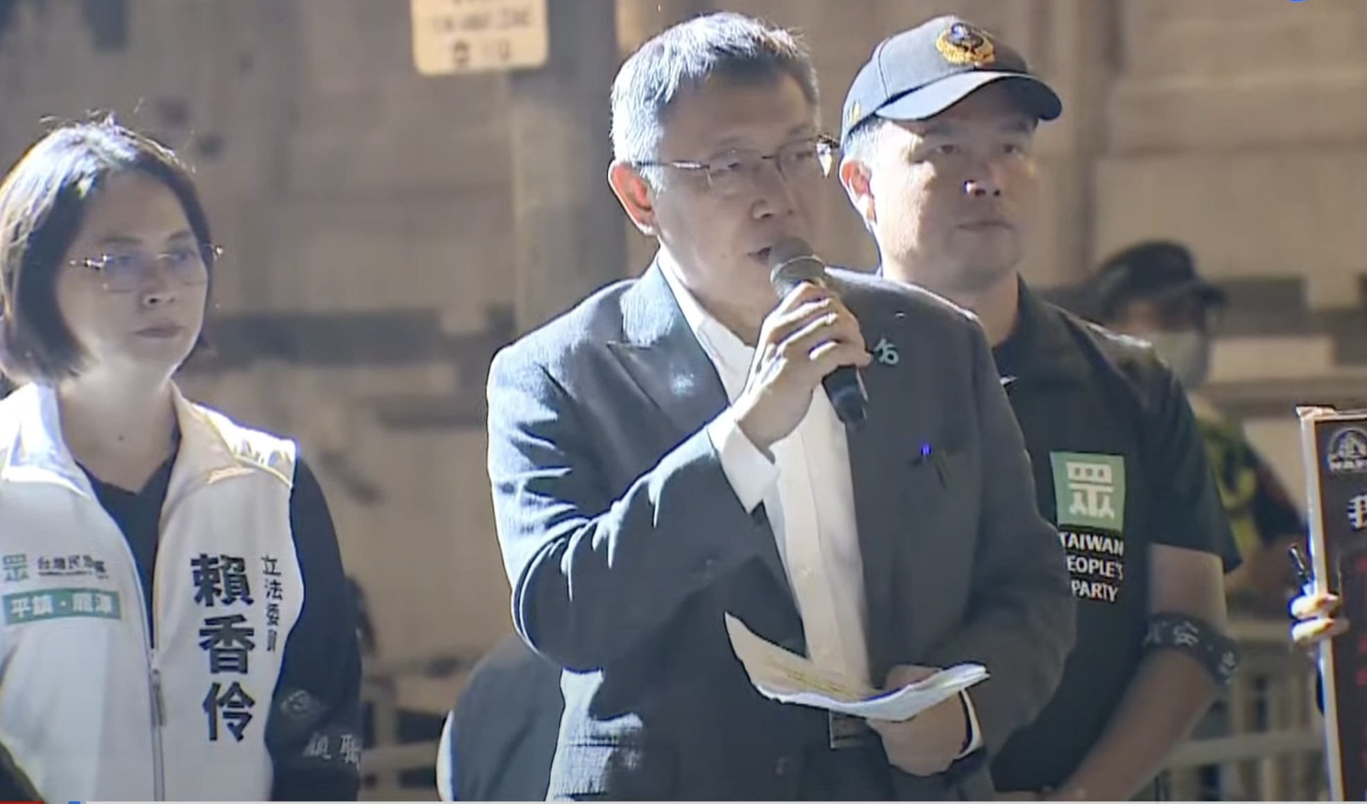 民眾黨主席、總統參選人柯文哲9日出席消防員工作權益促進協會主辦的國殤日晚會，力挺消防員組工會。(林詠青 攝)