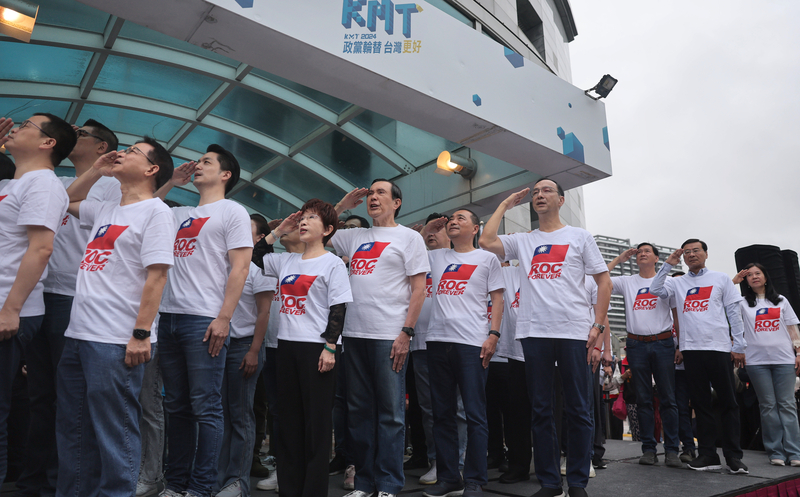 國民黨10日在中央黨部前廣場舉辦民國112年國慶升旗典禮，黨主席朱立倫（右4）帶領黨員轉身向國旗行舉手禮。(圖：中央社)