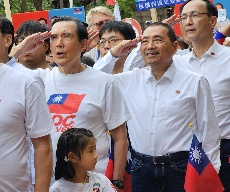 新北市政府10日舉辦112年國慶升旗典禮，請假參選2024總統的新北市長侯友宜（2排右1）在前總統馬英九（2排右2）、國民黨主席朱立倫（3排右1）陪同下參與典禮，一起祝國家生日快樂。 (圖：中央社)