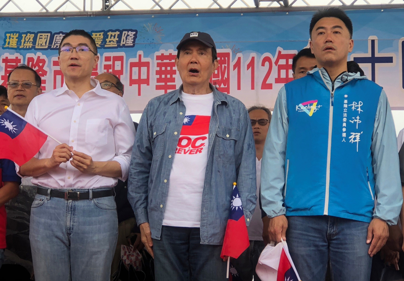 基隆市國慶升旗典禮10日上午在海洋廣場舉行，前總統馬英九（前中）出席，與基隆市長謝國樑（前左）和國民黨基隆市立委參選人、基隆市議員林沛祥（前右）等人一同唱國歌。 (圖：中央社)
