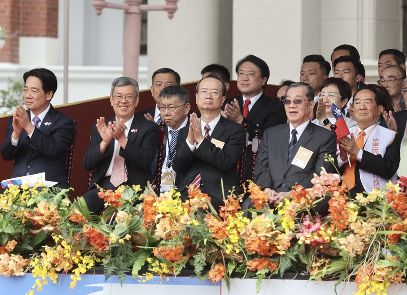 112年國慶大會10日在總統府前舉行，民眾黨主席柯文哲（2排左）、親民黨主席宋楚瑜（2排右）出席與會，左1為副總統賴清德。(圖：中央社)