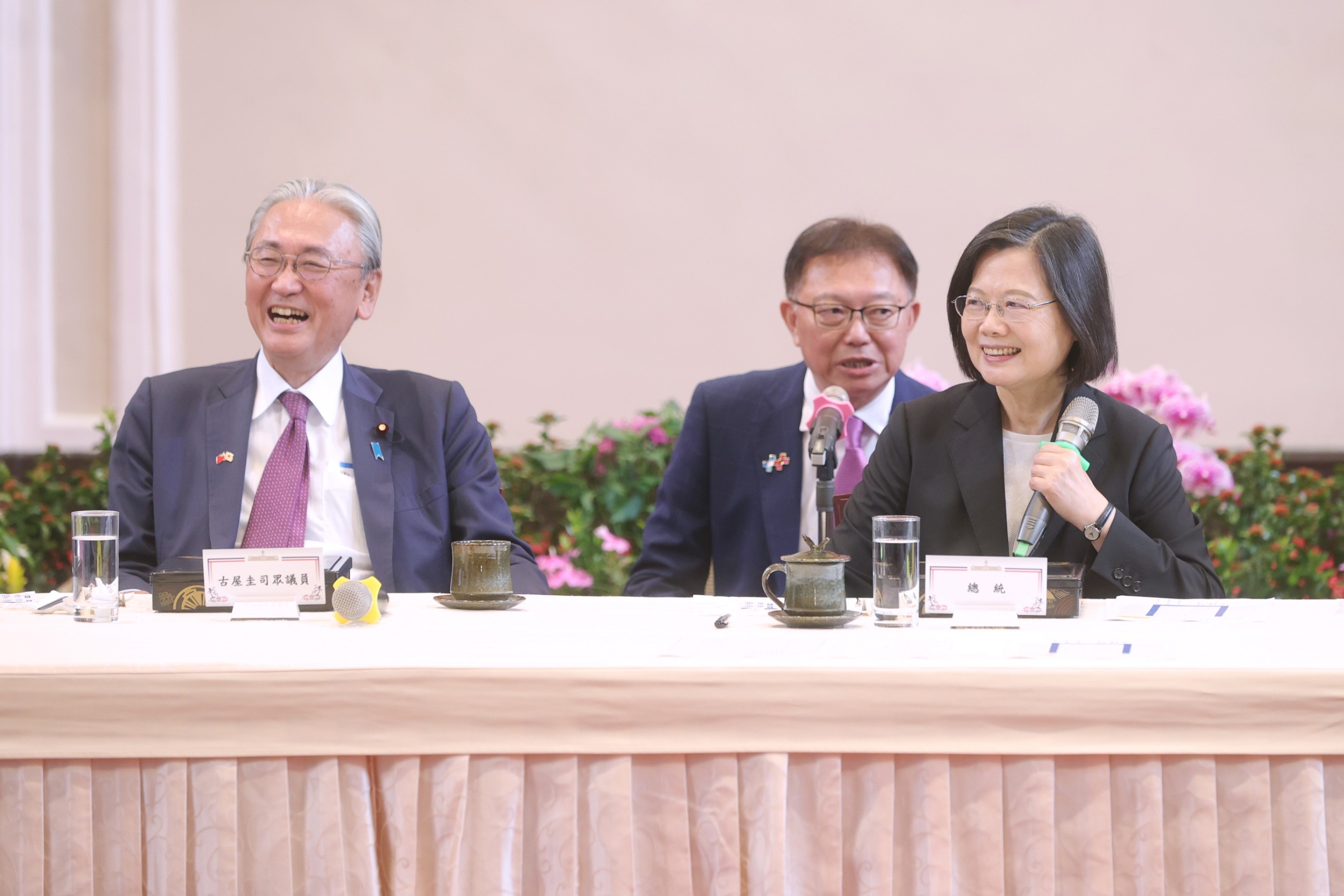 日華議員懇談會會長古屋圭司(前左)率團來台參加雙十國慶大典，蔡英文總統(前右)10日中午設宴款待。(總統府提供)