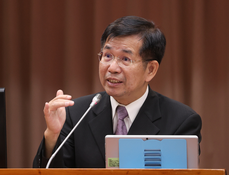 教育部長潘文忠表示，雙語政策的師資絕對是關鍵，教育部一直希望循序漸進地推動。(圖：中央社)