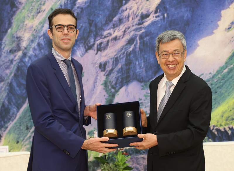 行政院長陳建仁（右）11日在行政院接見法國在台協會主任巴黎思（左），雙方互贈紀念品。(圖：中央社)