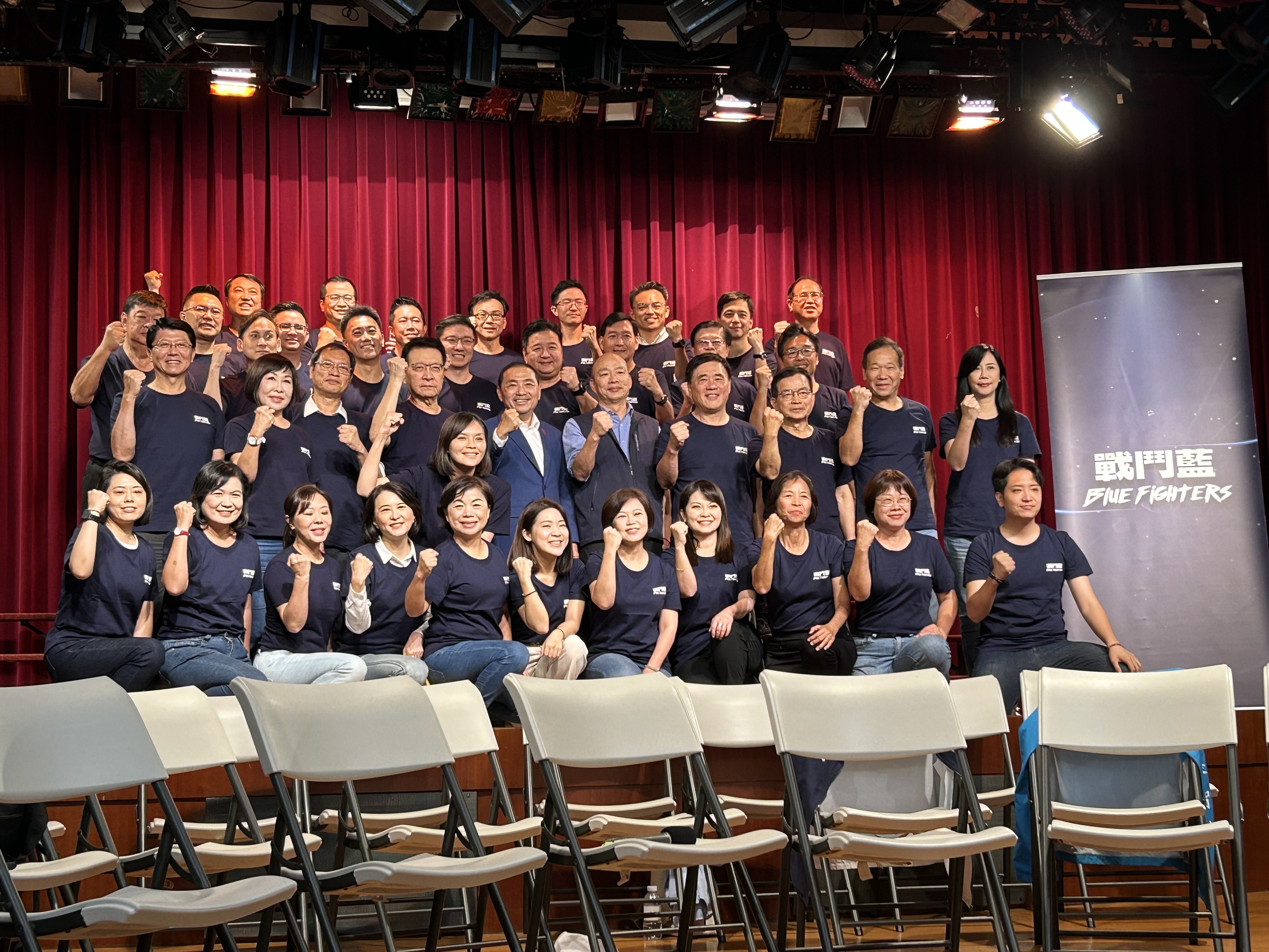 中廣董事長趙少康今天(11日)舉行戰鬥藍記者會，發表共同政見，國民黨總統參選人侯友宜、前高雄市長韓國瑜到場力挺。(趙婉淳攝)