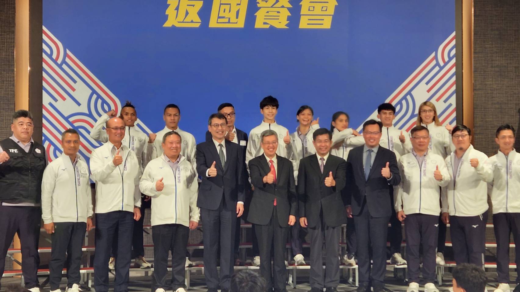 行政院長陳建仁（前中）出席亞運選手返國餐會，肯定選手們優異表現。（江昭倫 攝）