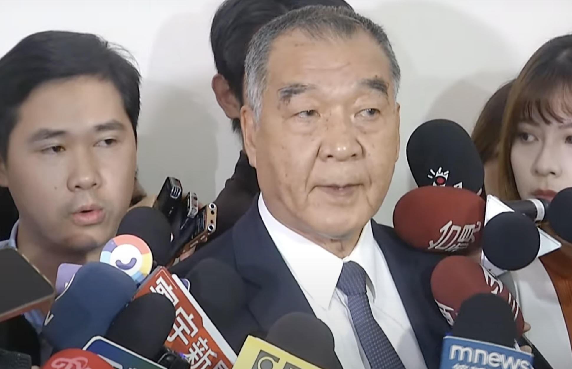國防部長邱國正12日列席立法院外交國防委員會備質詢，會前接受媒體聯訪。(林詠青 攝)