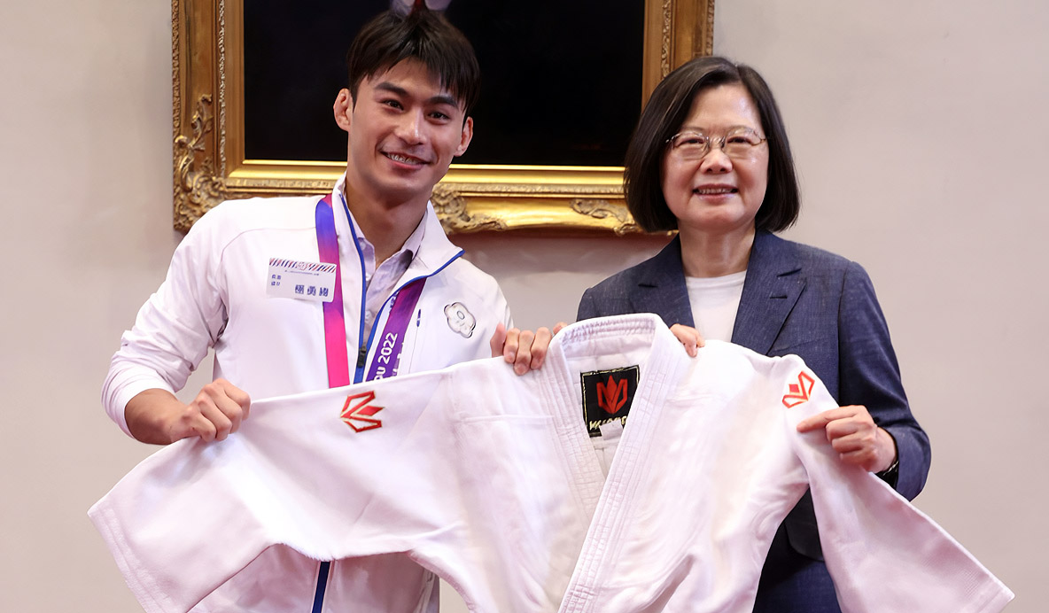 蔡英文總統(右)12日接見「第19屆杭州亞洲運動會」代表團。左為在本屆亞運為台灣奪下首面金牌的柔道選手楊勇緯。(圖:中央社)