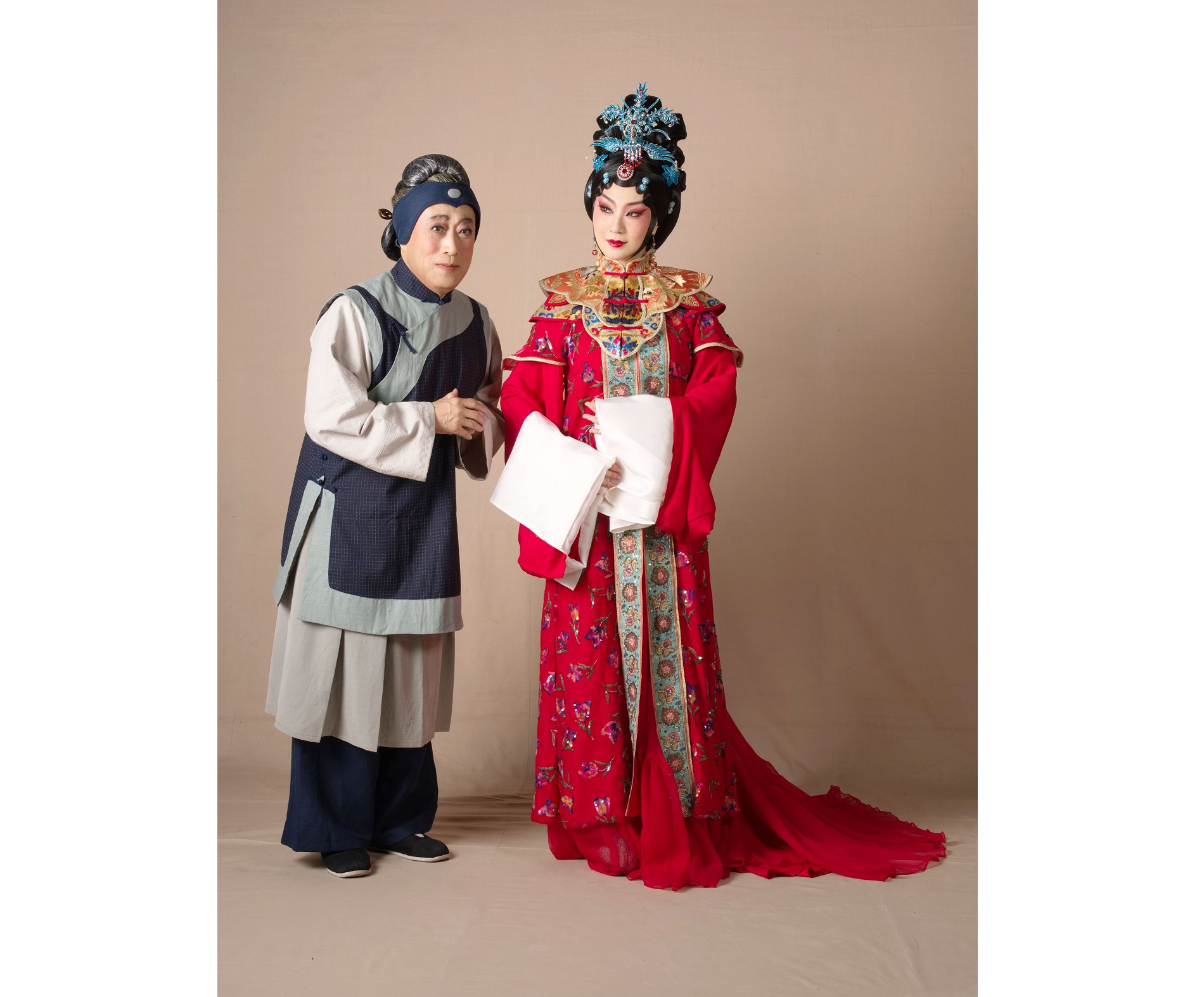 辜公亮文教基金會年底推出新編京劇《劉姥姥和王熙鳳》，李寶春(左)飾劉姥姥，孔玥慈(右)飾王熙鳳。（劉耀武攝／辜公亮文教基金會提供)