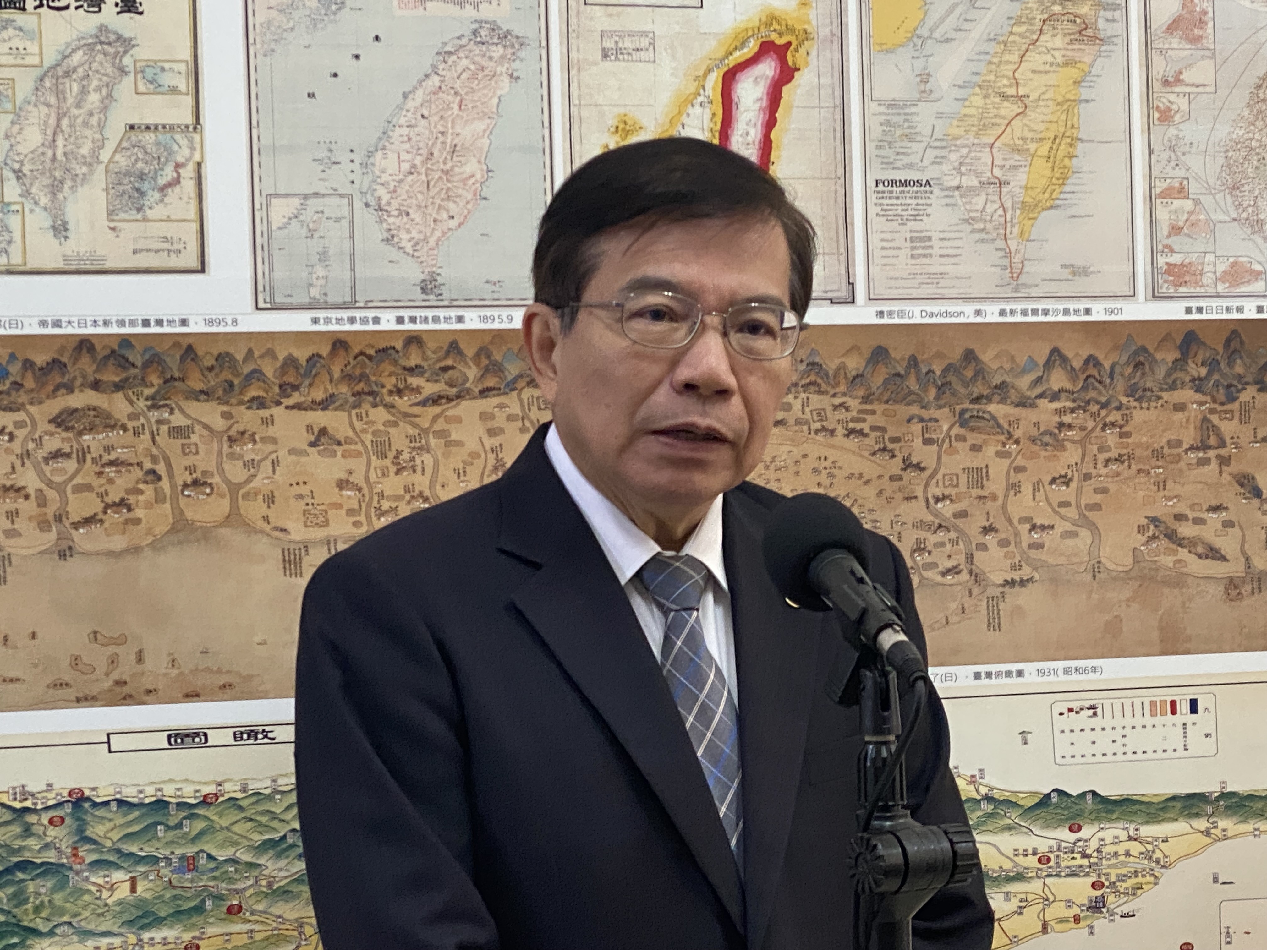 交通部長王國材12日赴立法院交通委員會進行業務報告備詢前，接受媒體聯訪。(吳琍君攝)