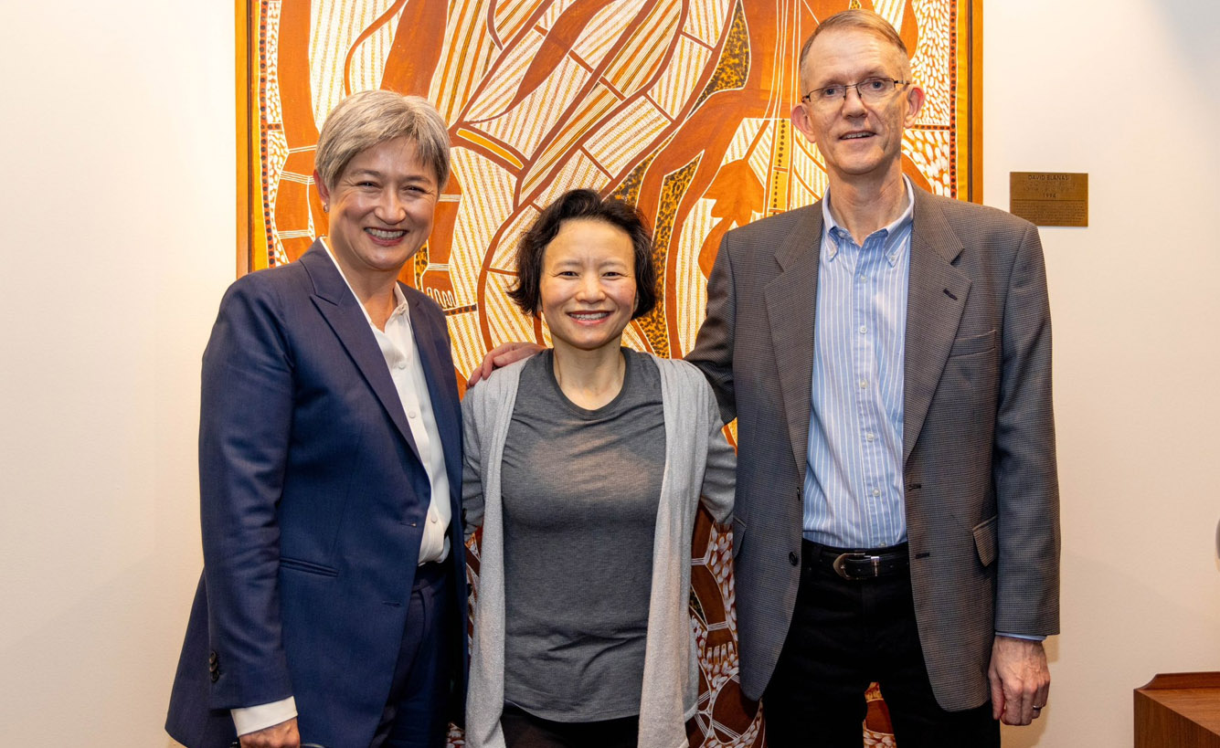 澳洲外交部長黃英賢(Penny Wong，左)12日把澳洲籍記者成蕾(Cheng Lei，中)本週獲釋，歸功於與中國關係的改善。(翻攝自Penny Wong社群平台X)