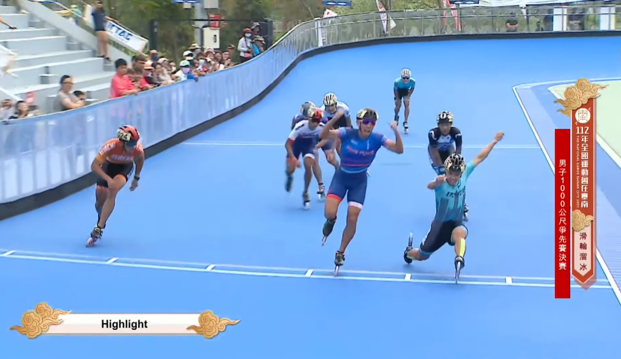 代表屏東縣參賽的黃玉霖今天在男子競速溜冰1000公尺爭先賽決賽，因自己的大意，以1分27秒202摘銀，與金牌擦身而過。(圖擷自YouTube)