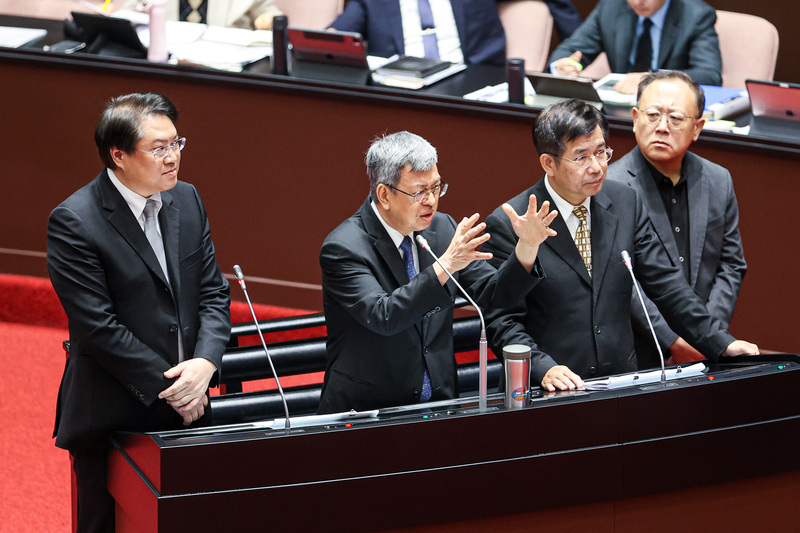 行政院長陳建仁(左2)13日率部會首長到立法院接受施政總質詢。(圖：中央社)