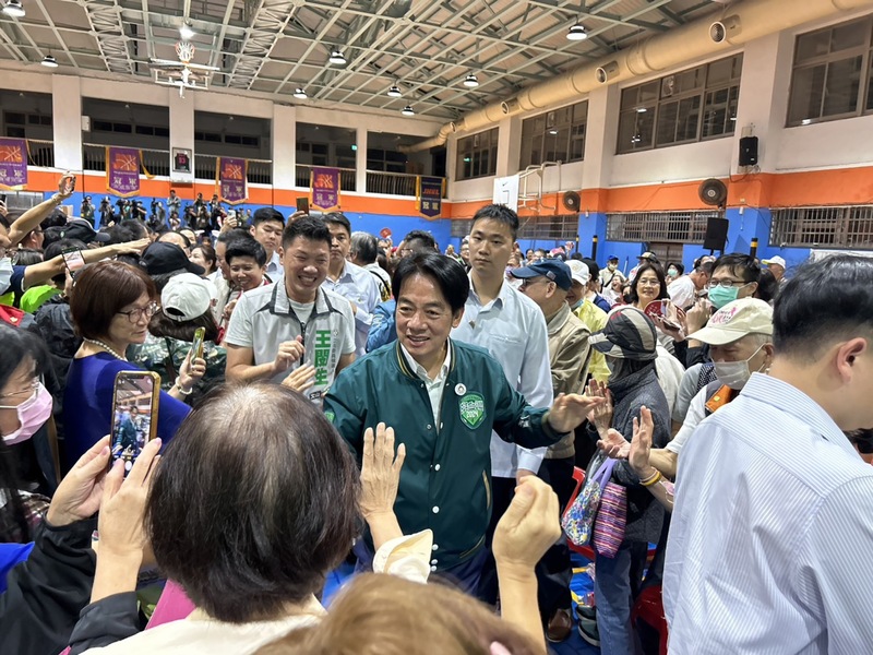 民進黨總統參選人賴清德13日出席在台北市金華國中舉辦的團結信賴聯合晚會。(圖：中央社)